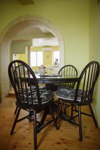 苏博蒂察Apartment Slađana的餐桌、两把椅子和一张带镜子的桌子