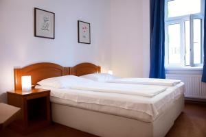 布拉格维拉约斯芬娜酒店的卧室设有一张白色大床和一扇窗户。