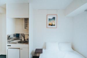东京unito SHIODOME的白色客房 - 带床和厨房