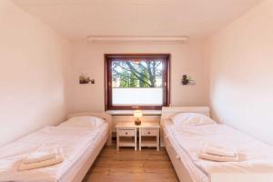 胡苏姆Lund36的小型客房 - 带2张床和窗户
