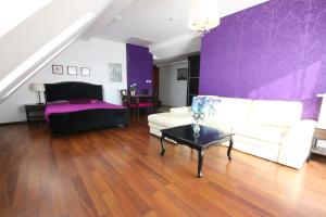 赫尔Willa Fala的客厅设有紫色墙壁、沙发和桌子