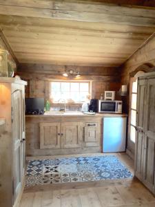 圣热尔韦莱班Charmant Mazot的厨房配有冰箱和炉灶。 顶部烤箱