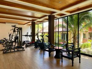 Phi Phi Villa Resort-SHA Extra Plus的健身中心和/或健身设施