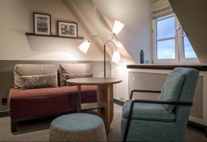 汉堡Apartment040的客厅配有桌子、椅子和灯