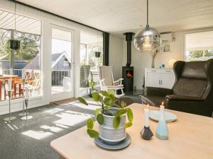 布拉万德Three-Bedroom Holiday home in Blåvand 21的客厅里摆放着植物的桌子
