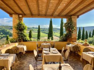 圣吉米纳诺皮耶特拉菲塔的秘密2号农家乐的一间带桌椅并享有乡村景色的餐厅