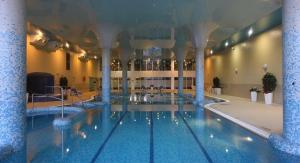 科克奥丽尔住宅酒店的大型建筑中的大型游泳池