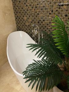 加拉茨Apartament Sweet Luxury的植物浴室内的白色浴缸
