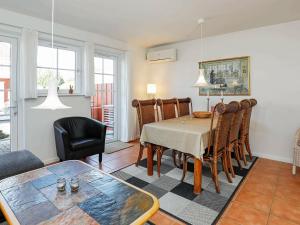 布拉万德4 person holiday home in Bl vand的客厅设有餐桌和椅子