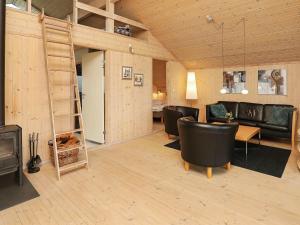 森讷维6 person holiday home in Ringk bing的客厅设有高架床和壁炉