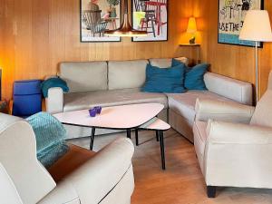 博托比瓦格吕斯44号三卧室度假屋的客厅配有沙发和桌子