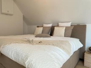 法尔肯堡Vida Verde的一张配有白色床单和枕头的大床