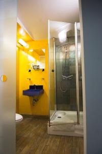 蒂米什瓦拉史迪威精品酒店的带淋浴和盥洗盆的浴室