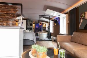 格罗宁根Wellnessboat De Michiel de Ruyter的客厅配有沙发和桌子