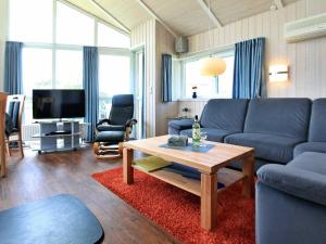 奥特尔恩多夫6 person holiday home in Otterndorf的带沙发和咖啡桌的客厅