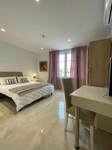 马尔萨什洛克La Reggia Seaview Guesthouse的一间卧室配有一张床、一张桌子和一张书桌