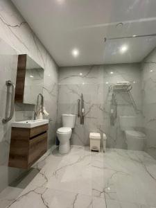 马尔萨什洛克La Reggia Seaview Guesthouse的浴室配有卫生间、盥洗盆和淋浴。