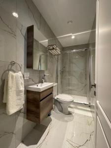 马尔萨什洛克La Reggia Seaview Guesthouse的浴室配有卫生间、盥洗盆和淋浴。