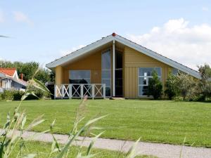 奥特尔恩多夫12 person holiday home in Otterndorf的一座带草坪的大院子的房子