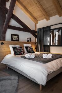 拉克吕萨Nouveau et spacieux, Place de l'Eglise et terrasse privative的一间卧室配有一张大床和三条毛巾