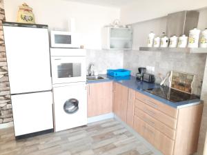 苏安塞斯Apartamento Playa Riberuca 1 Suances的厨房配有白色冰箱和洗碗机。