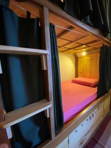 O Caramuru Hostel - Cumuruxatiba客房内的一张或多张双层床