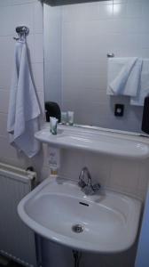 威廉斯塔德Hotel Willemstad的白色的浴室设有水槽和镜子