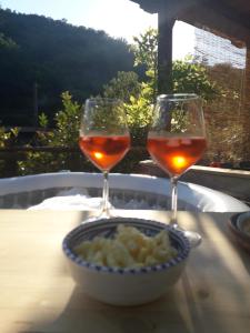 GricignanoB&B la casa di fuori porta的两杯葡萄酒和一碗桌上的食物