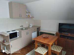 莫克拉戈拉Apartman Ana的小厨房配有小桌子和电视