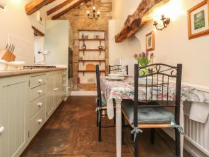 High BenthamBeehive Cottage的一间厨房,里面配有桌椅