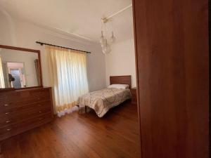 巴尔韦尔德Casa Tía Blanca的一间卧室配有一张床、梳妆台和镜子