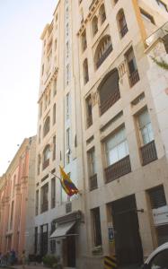 卡塔赫纳Ganem Suites Cartagena的建筑物前悬挂的旗帜