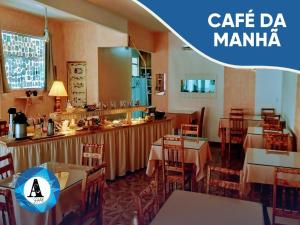 乌鲁比西Hotel Aconchego的一间设有桌椅的餐厅,餐厅里设有“ta manma”字样