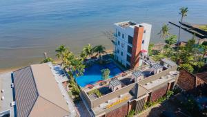罗威那罗威那帕玛萨利度假村的享有酒店和海滩的空中景致