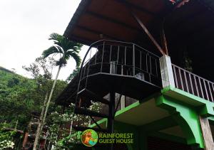 武吉拉旺雨林酒店的棕榈树旁带阳台的建筑
