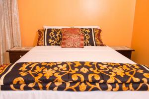 蒙特哥贝Perfect vacation villa的床上有黑色和黄色的毯子