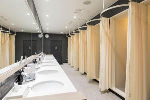 常滑市图呗广场旅馆的公共浴室里的一排盥洗盆