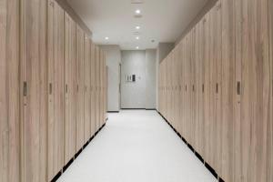 常滑市图呗广场旅馆的健身房内带木制储物柜的走廊