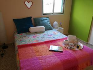 坎德拉里亚WELCOME TO DISCOVER THE MAGIC AMAZING TENERIFE !! PRIVATE BATH NICE BREAKAST WF :)的一间卧室,配有一张带一盘食物的床