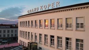 科佩尔Hotel Grand Koper的上面有标志的建筑