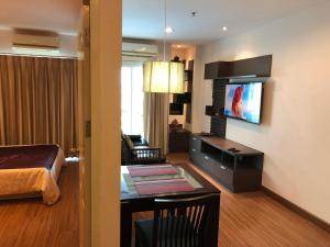 芭东海滩Phuket villa best location pool view的一间客厅,客厅内配有一张床和一台电视