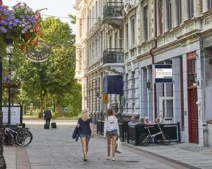 赫尔辛堡Hotell Stadsparken的两个女人在城市的街道上走