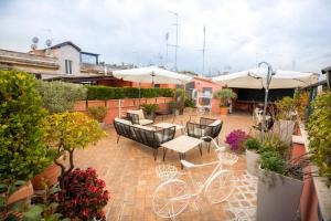 罗马罗马重启公寓的一个带自行车、桌子和遮阳伞的庭院