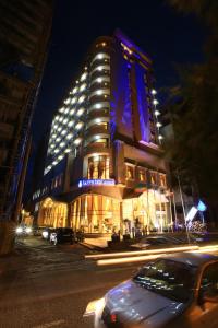 亚的斯亚贝巴蓝宝石亚的斯酒店的一座在晚上有灯的大建筑