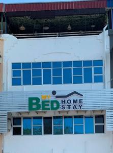 巴东勿刹MyBed Homestay的上面有床位民宿的标志