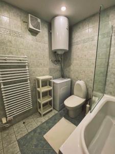 罗加斯卡斯拉提纳Apartment 31 Vila Golf Nice Vacation的浴室配有卫生间、盥洗盆和浴缸。