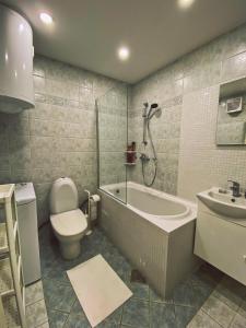 罗加斯卡斯拉提纳Apartment 31 Vila Golf Nice Vacation的带浴缸、卫生间和盥洗盆的浴室