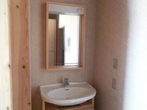 香取市克艾杜旅舍的一间带水槽和镜子的浴室