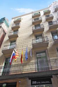 巴塞罗那加泰罗尼亚酒店的一面有旗帜的建筑