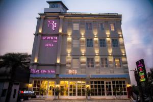 阿姆利则Regenta Inn Amristar Airport Road by Royal Orchid Hotels Limited的一座建筑的顶部有一个钟楼